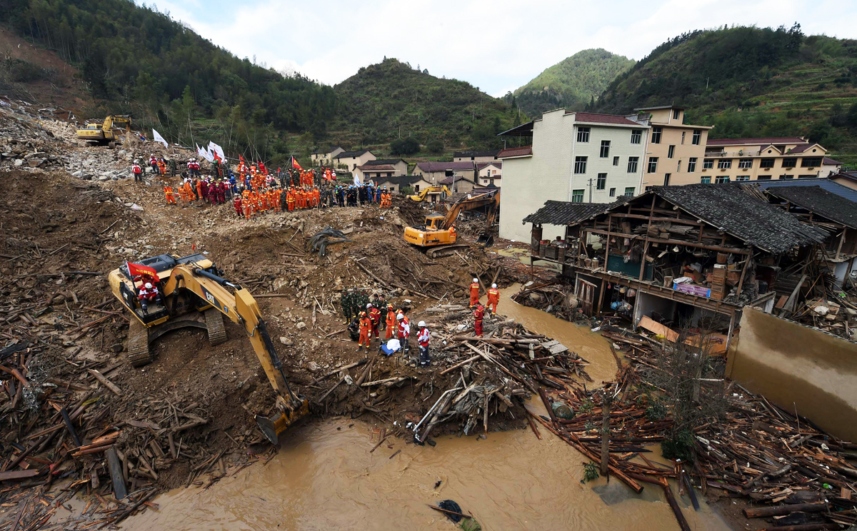 (151115) -- LISHUI, Nov. 15, 2015 (Xinhua) -- Rescuers search for the missing at the landslide site in Lidong Village of Yaxi Township in Lishui, east China's Zhejiang Province, Nov. 13, 2015. Sixteen people are confirmed dead and 21 others missing by 10 a.m. on Nov. 15.  The landslide hit the village at around 10:50 p.m. on Nov. 13. (Xinhua/Han Chuanhao) (lfj)