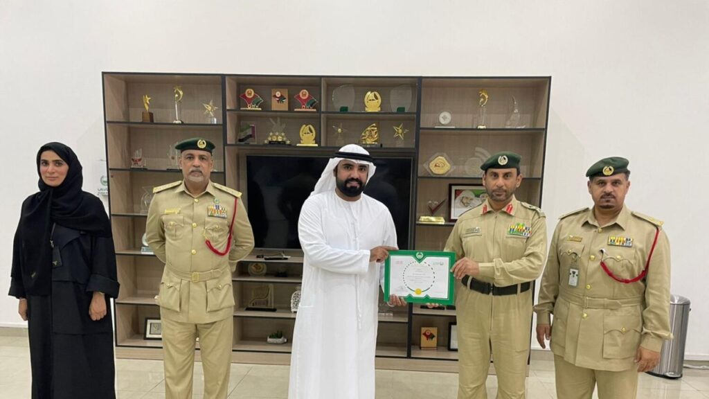 دبئی پولیس نے اماراتی کو 10,000 درہم کھوئی ہوئی نقدی حکام کے حوالے کرنے پراعزازسے نواز دیا 1