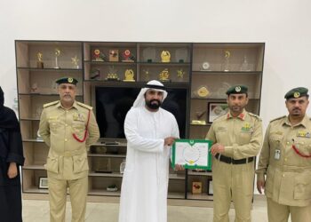 دبئی پولیس نے اماراتی کو 10,000 درہم کھوئی ہوئی نقدی حکام کے حوالے کرنے پراعزازسے نواز دیا