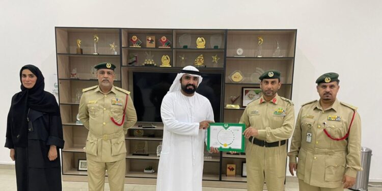 دبئی پولیس نے اماراتی کو 10,000 درہم کھوئی ہوئی نقدی حکام کے حوالے کرنے پراعزازسے نواز دیا 1