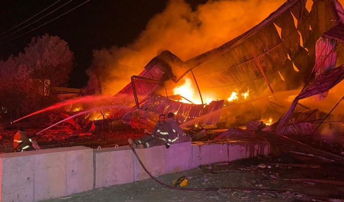 فائر فائٹرز نے مینا عبداللہ پورٹ کے علاقے میں لگنے والی بڑی آگ پر قابو پالیا 1
