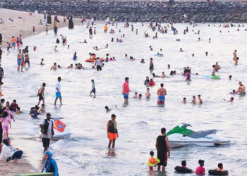 کویت میں ساحل سمندر پر جانیوالے غیر ذمہ دار سیاحوں کیوجہ سے سمندر کا پانی منہ میں کڑوا ذائقہ چھوڑنے لگا